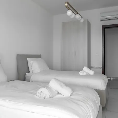 Seafront Elegance With Pool Appartement