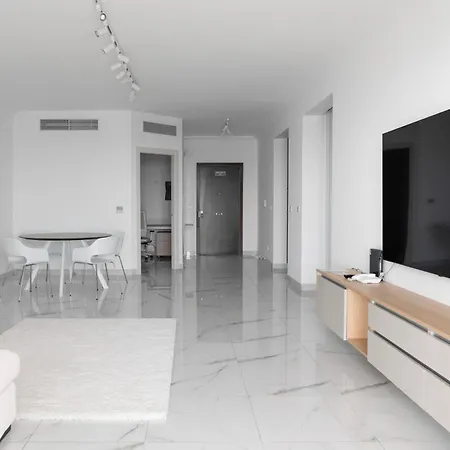 Seafront Elegance With Pool * Sliema