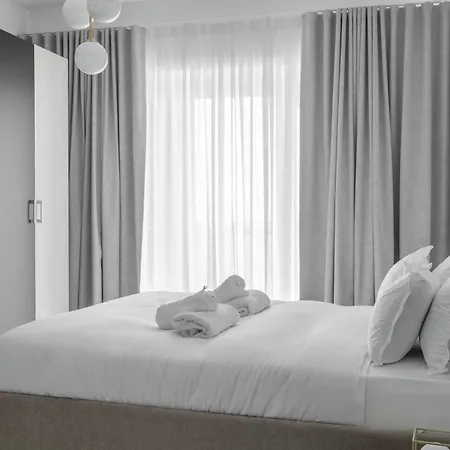 Appartement Seafront Elegance With Pool *