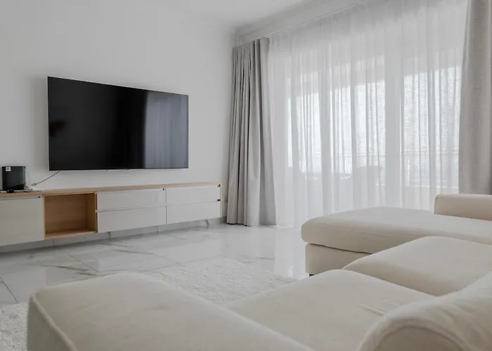 Seafront Elegance With Pool