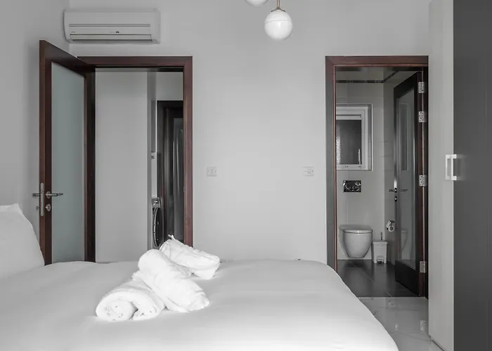 Appartement Seafront Elegance With Pool