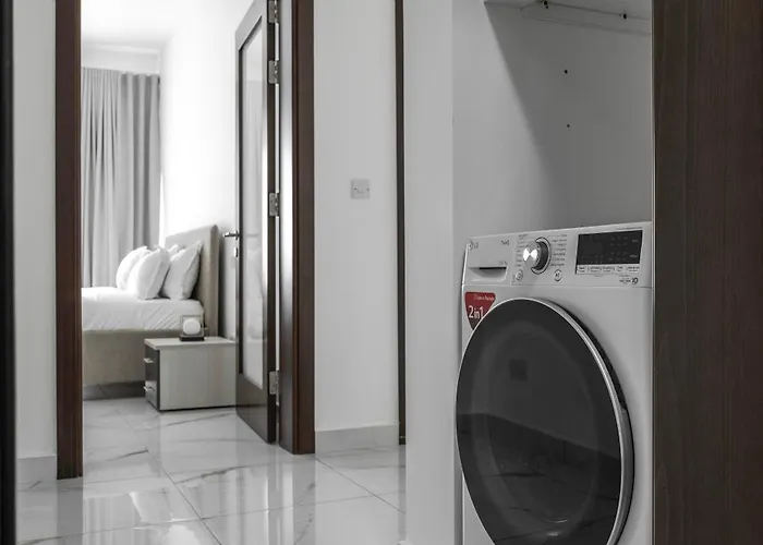 アパート Seafront Elegance With Pool *