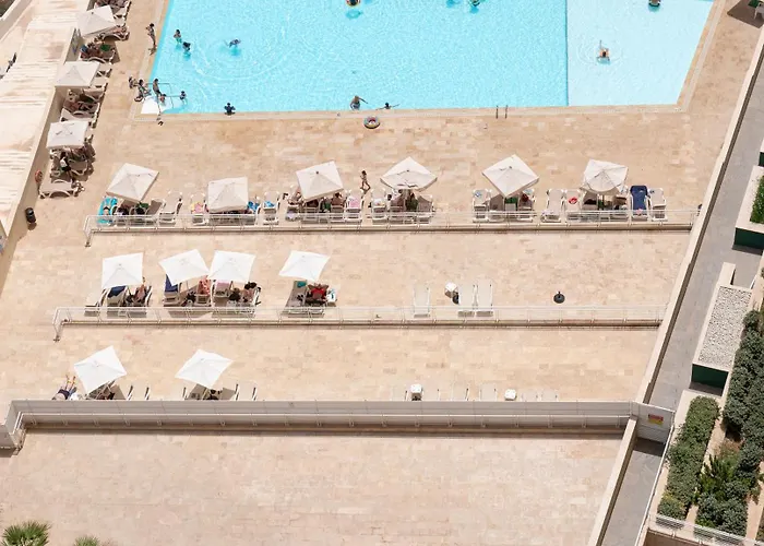 Seafront Elegance With Pool * スリーマ