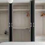 Seafront Elegance With Pool Apartmán