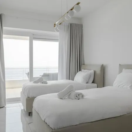 アパート Seafront Elegance With Pool スリーマ