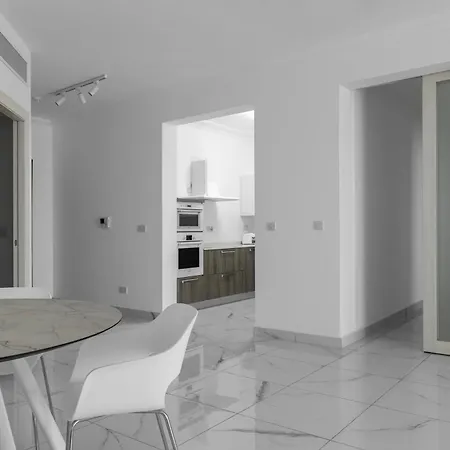 Seafront Elegance With Pool アパート スリーマ