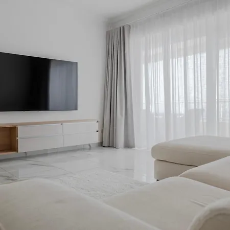 Seafront Elegance With Pool