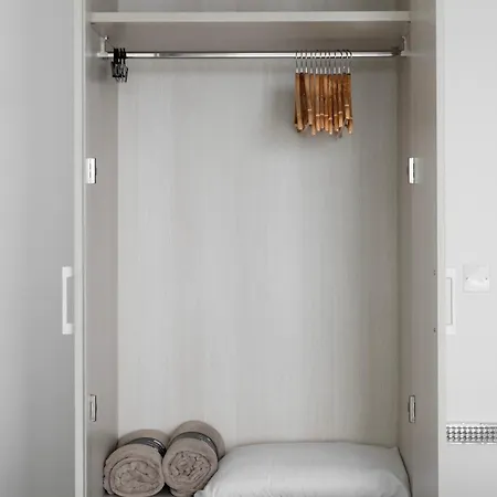 アパート Seafront Elegance With Pool