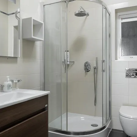 Apartman Seafront Elegance With Pool *