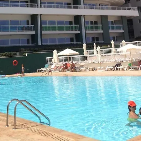 アパート Seafront Elegance With Pool スリーマ