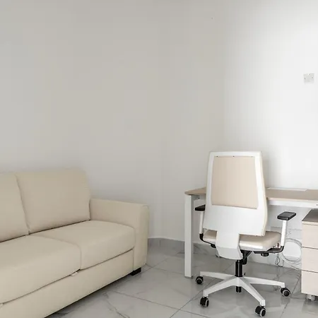 Seafront Elegance With Pool