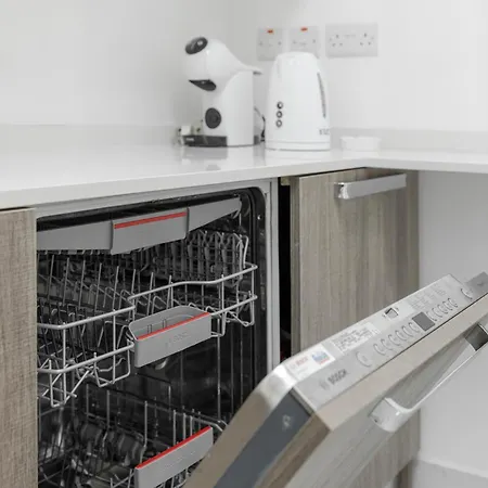 Seafront Elegance With Pool *