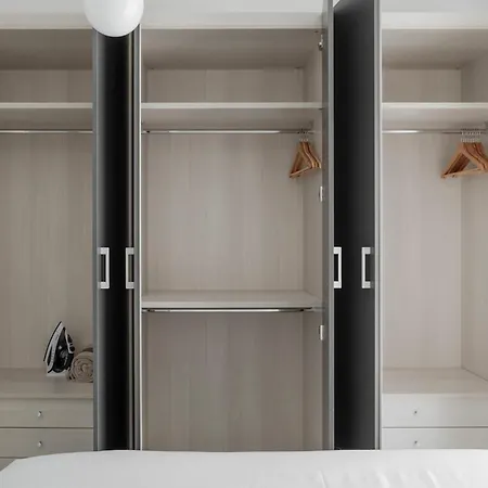 Seafront Elegance With Pool アパート