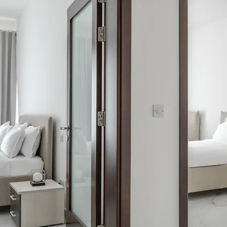 Seafront Elegance With Pool アパート スリーマ