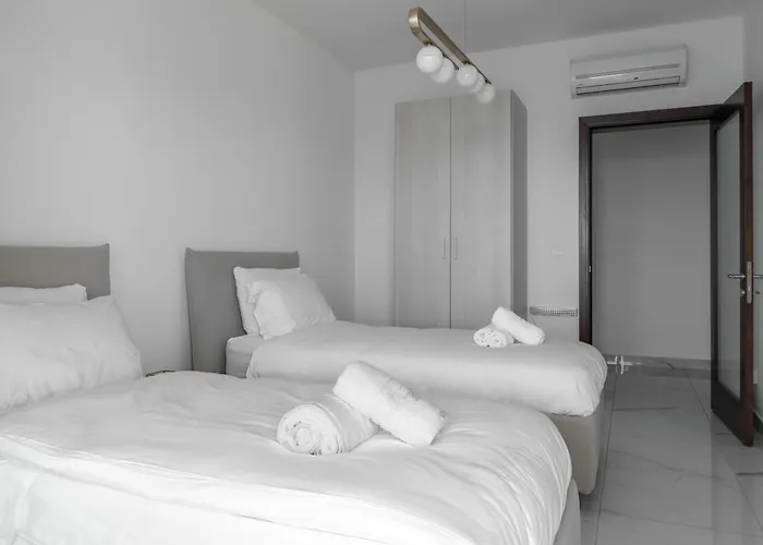 Seafront Elegance With Pool Апартаменты