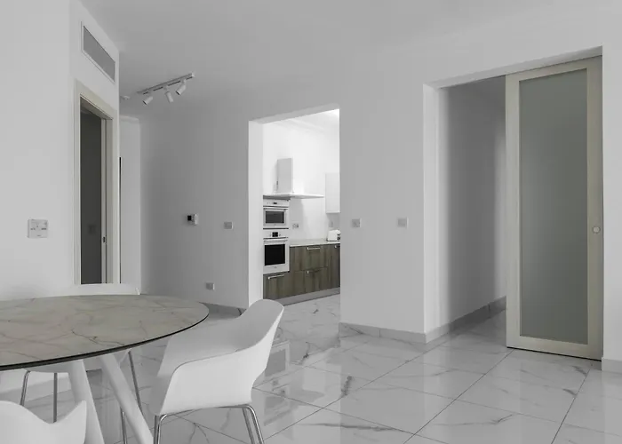 Seafront Elegance With Pool Apartmán Sliema