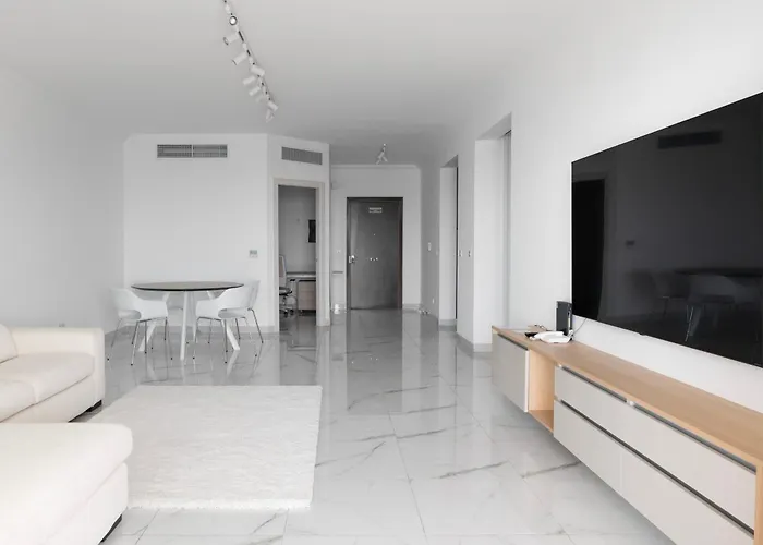 Seafront Elegance With Pool * Sliema