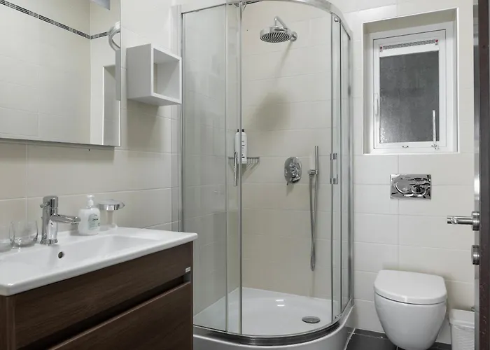 Apartmán Seafront Elegance With Pool *