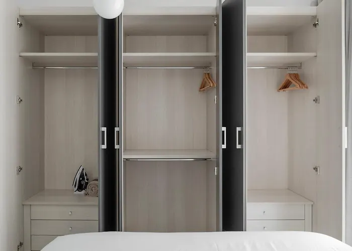 Seafront Elegance With Pool Apartmán