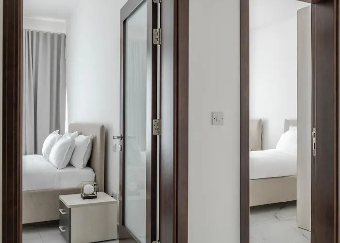 Seafront Elegance With Pool Апартаменты Слима