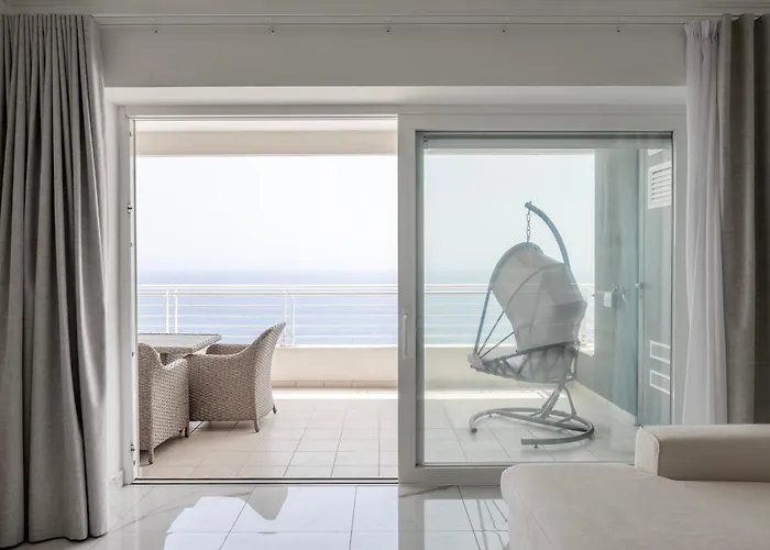 Seafront Elegance With Pool Слима