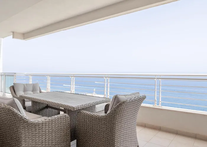 Seafront Elegance With Pool * Слима